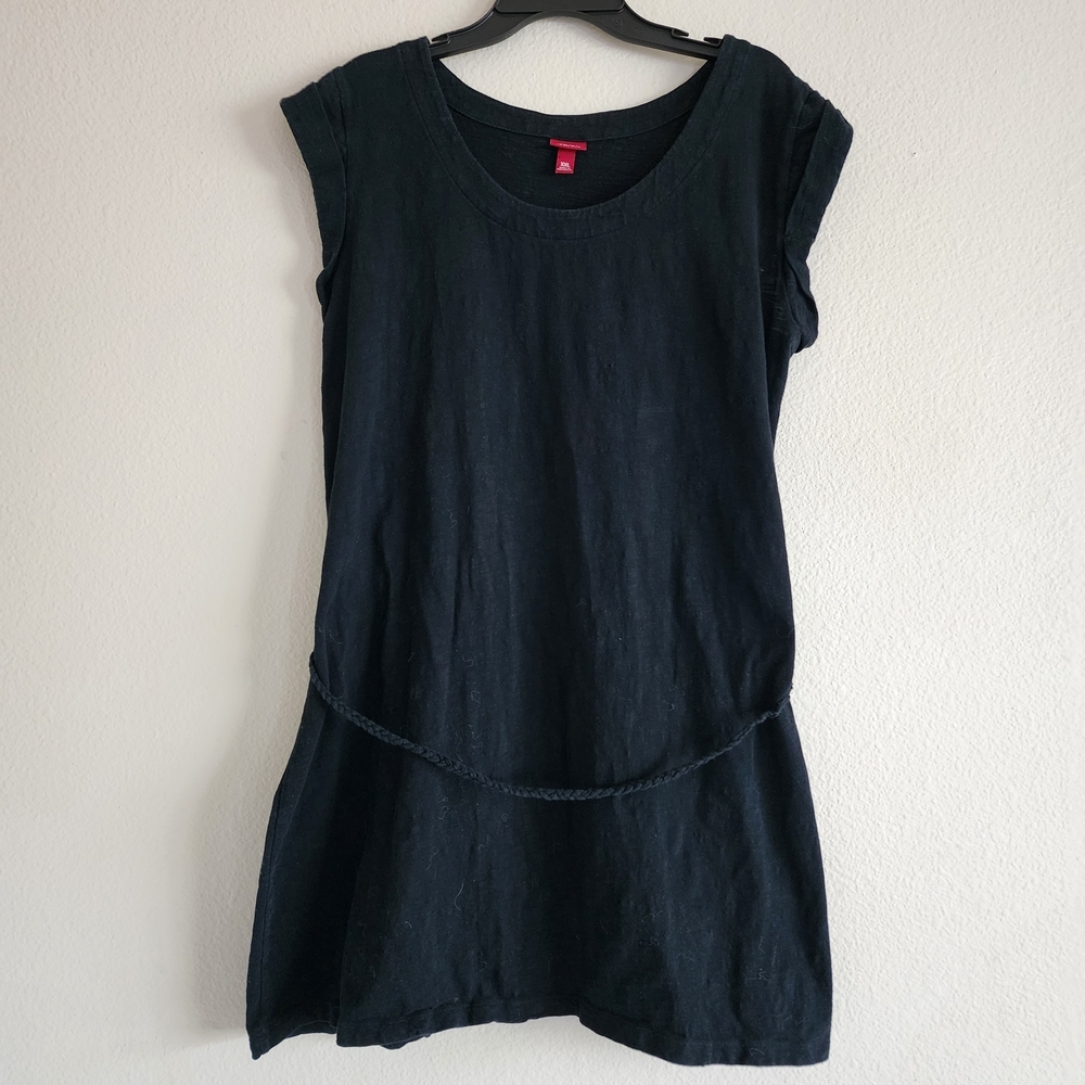 Elegant Black Sleeveless Dress - Picture 1 of 5